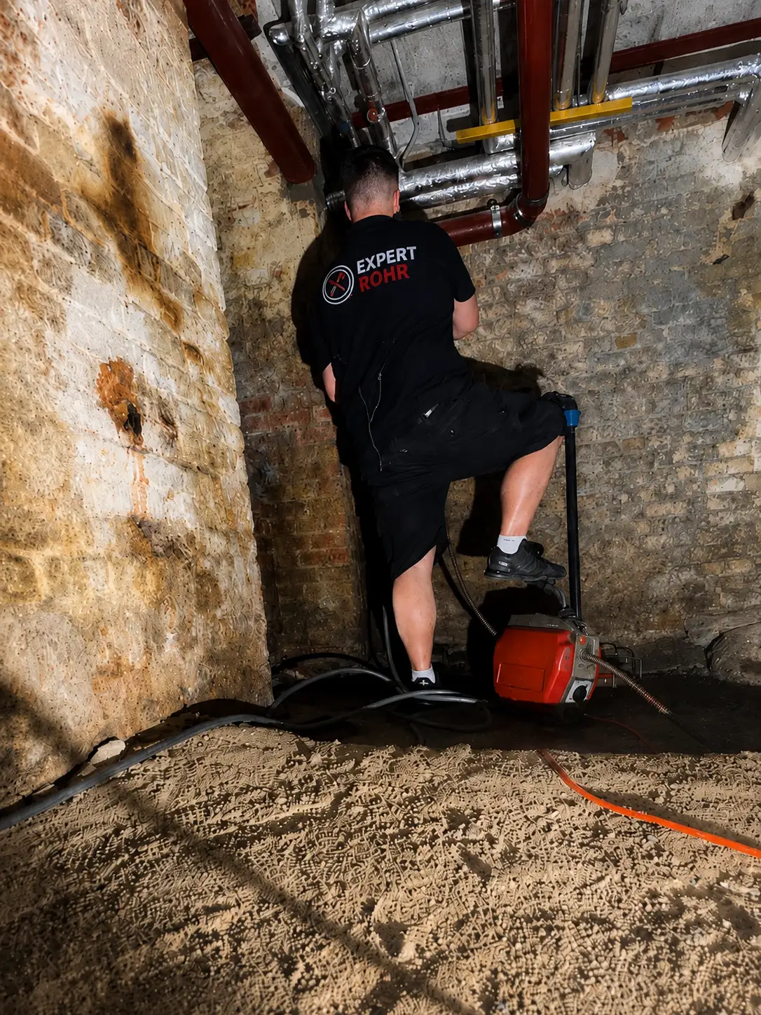 ExpertRohr Techniker bei der Arbeit im Keller